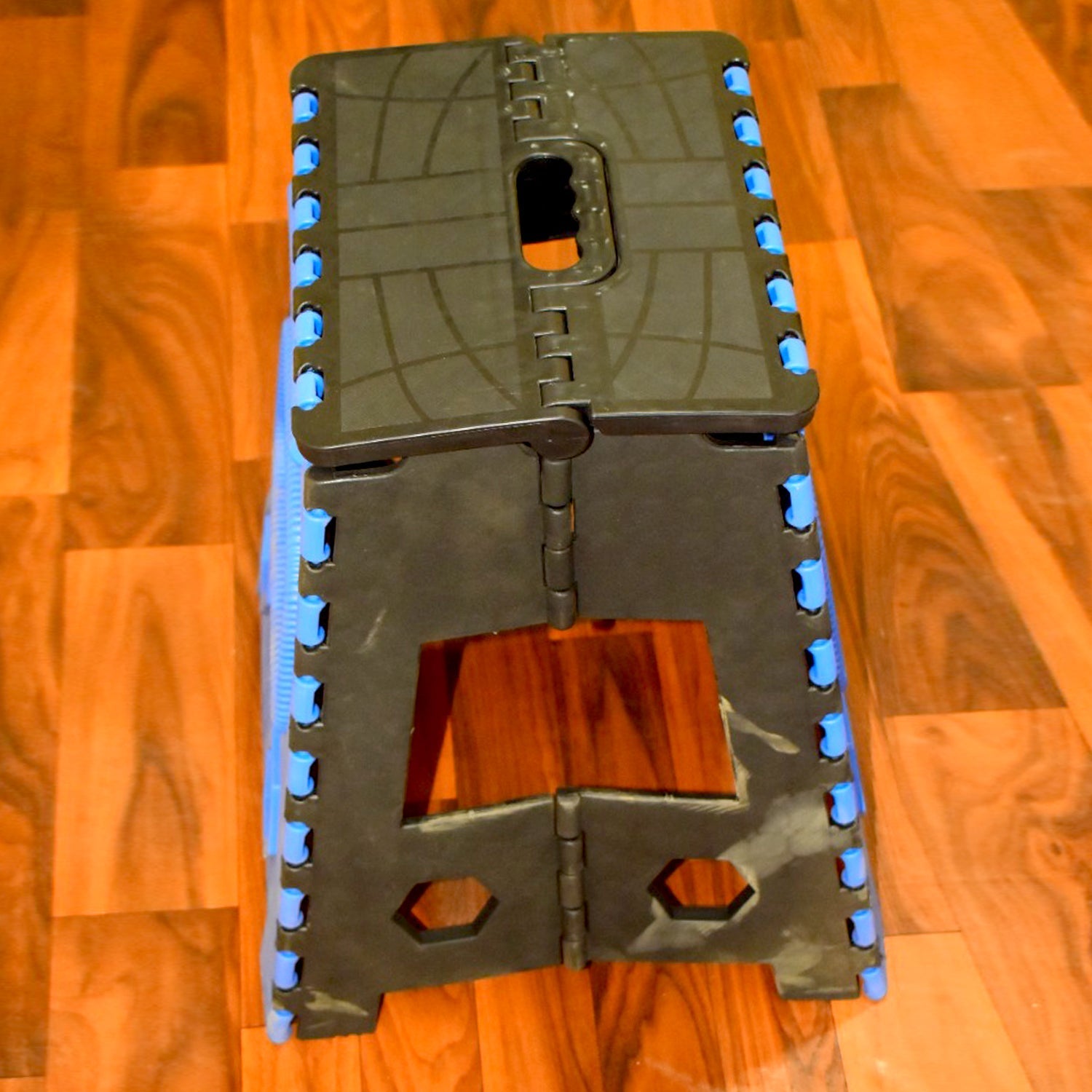 18-inch plastic step stool for various uses 18-inch plastic step stool for various uses